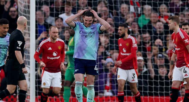 El Manchester United resiste en Old Trafford y el Arsenal se aleja más de la Premier