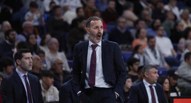 Sito Alonso clama por los 22 tiros libres de diferencia ante el Real Madrid: «Así es imposible»