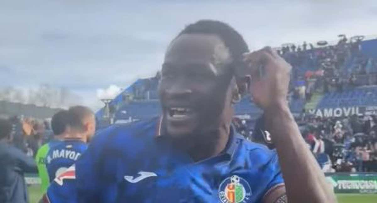 Djené y su viral gesto de los tres puntos./Getafe CF