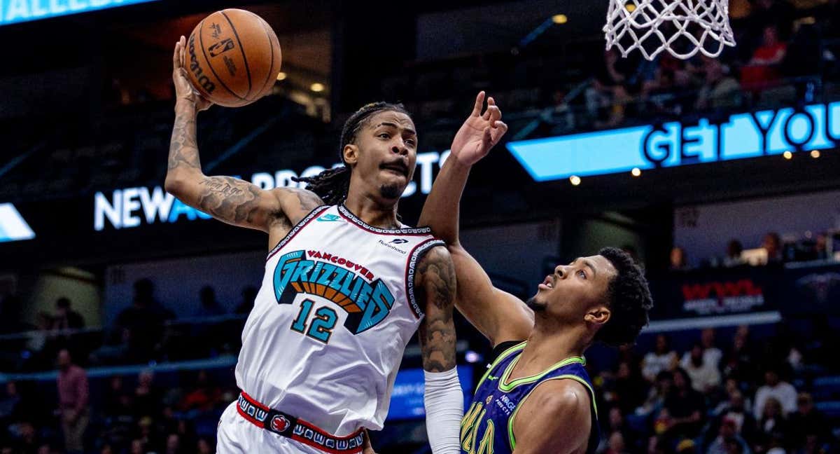 Ja Morant se dispone a machacar ante Trey Murphy.