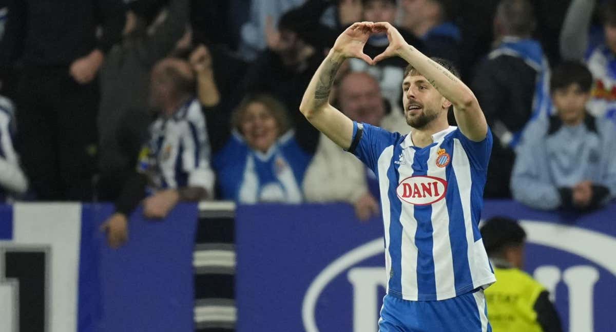 Jofre celebró el gol mandando un 'te quiero'.