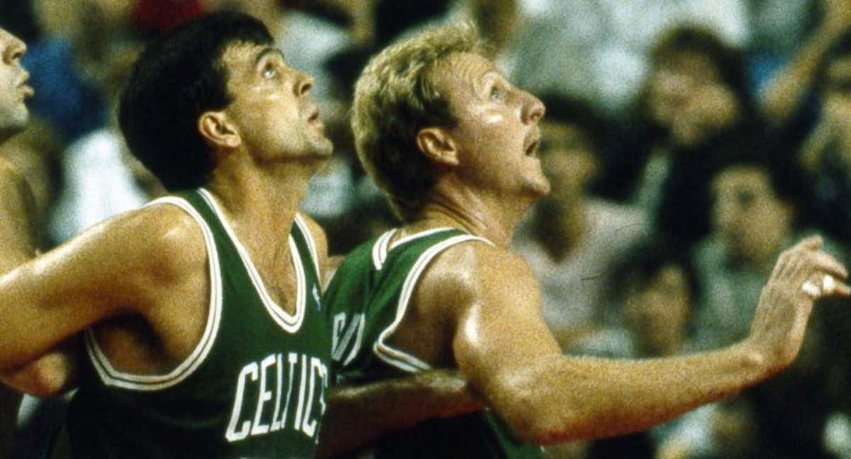 Kevin McHale y Larry Bird durante un partido ante el Real Madrid./Miguel Berrocal