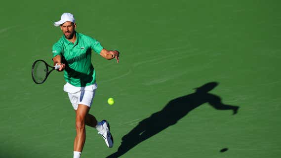 Novak Djokovic golpea una derecha con la gorra de lado durante su derrota en Indian Wells 2025. /Joe Scarnici/Getty Images