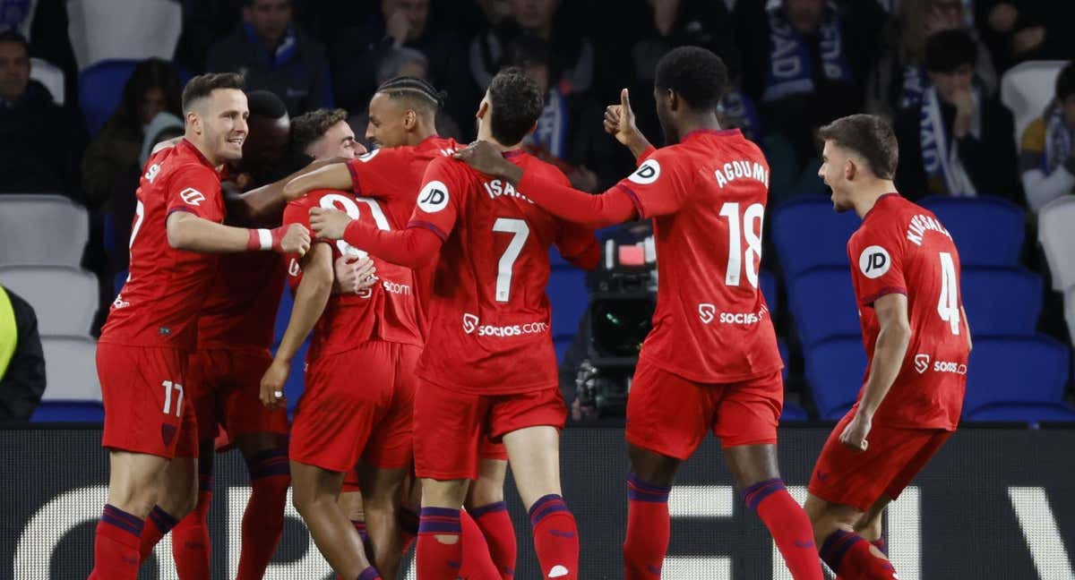 Todo el Sevilla celebra el gol de Ejuke en San Sebastián./EFE