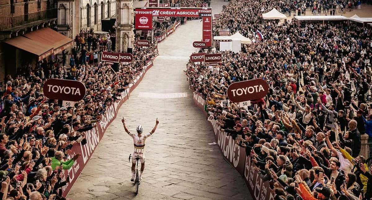 Tadej Pogacar entrando a la Piazza del Campo como vencedor de la Strade Bianche./ALEN MILAVEC