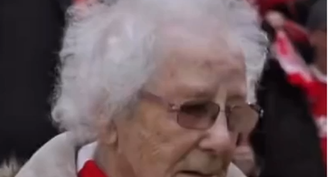 Vera Hill, la fanática del Forest que el club invitó al estadio para que escuchara el rugir del público una vez más.
