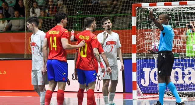 España cumple los pronósticos y golea a Suiza