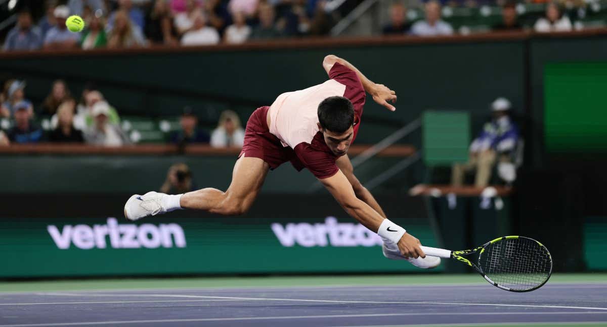 Carlos Alcaraz, durante su partido ante Denis Shapovalov en la tercera ronda de Indian Wells. /BNP Paribas Open