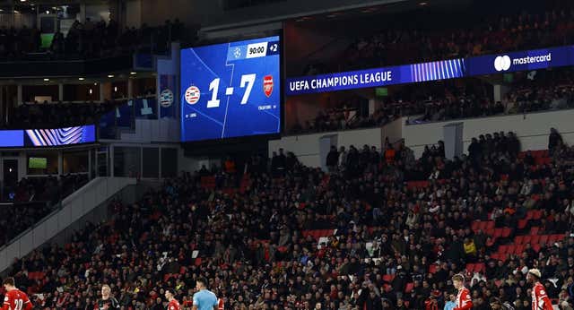 El PSV da ejemplo tras el 1-7 del Arsenal y se gasta más de 200.000 euros en sus aficionados: «Había que hacer algo»