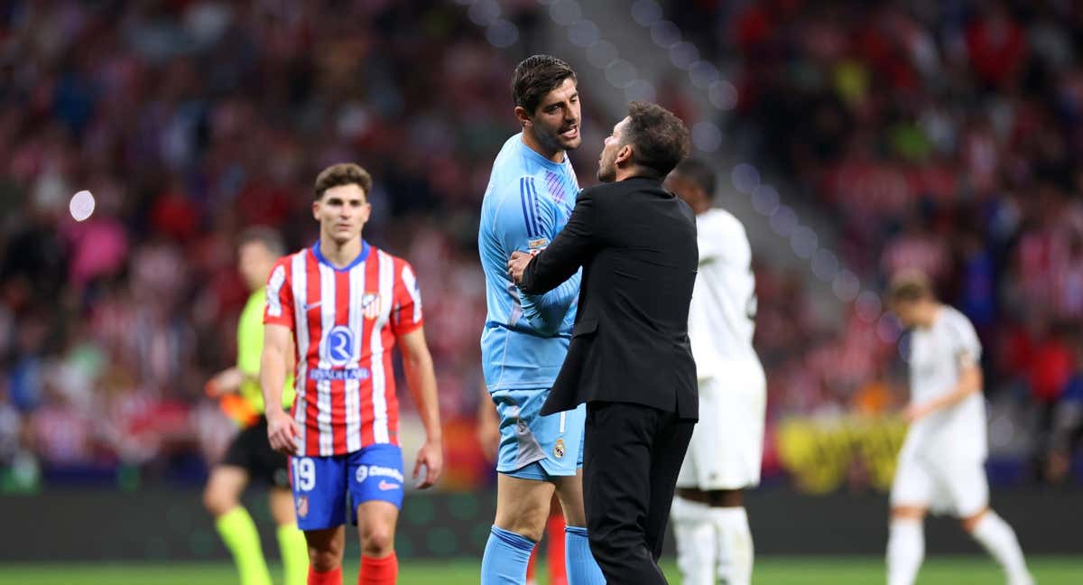 Courtois habla con Simeone durante el último incidente del portero en el Metropolitano, en 2024 /Getty Images