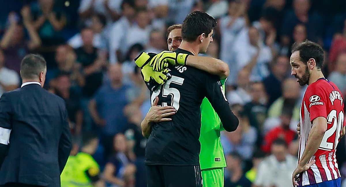 Oblak y Courtois se abrazan tras un partido de Liga en 2018. /Getty