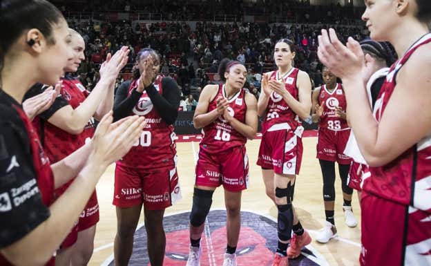 Las jugadoras del Casademont Zaragoza con Oma en el centro. FEB