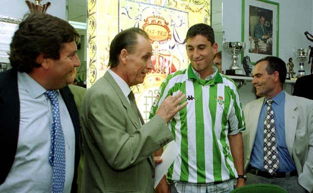 Joao Tomás junto a Lopera, en su presentación con el Betis. ABC