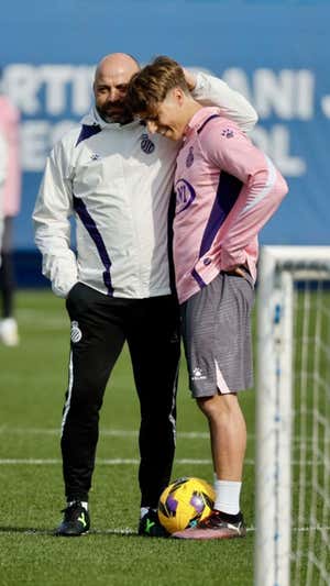 Manolo con el canterano Lluc Castell.  RCDE / Carlos Mira