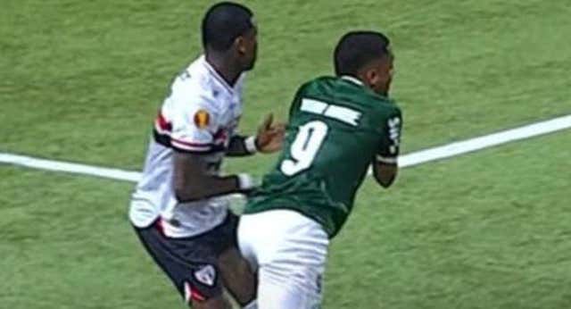 Vitor Roque empieza su andadura lejos de Barça y Betis con polémica… y una victoria que puede valer un título