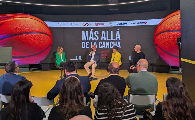 Presentación de 'Más allá de la cancha'.  RELEVO