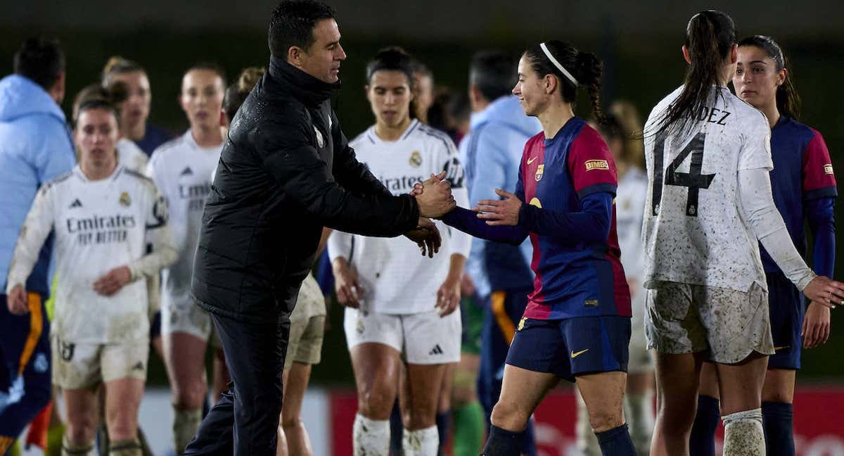 Alberto Toril, entrenador del Real Madrid, saluda a Aitana Bonmatí, jugadora del Barcelona, tras el Clásico en Copa de la Reina. /GETTY