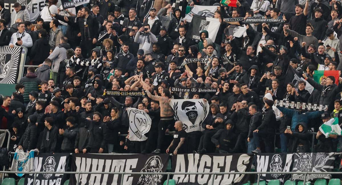 Los ultras del Vitoria, en el Benito Villamarín./EFE