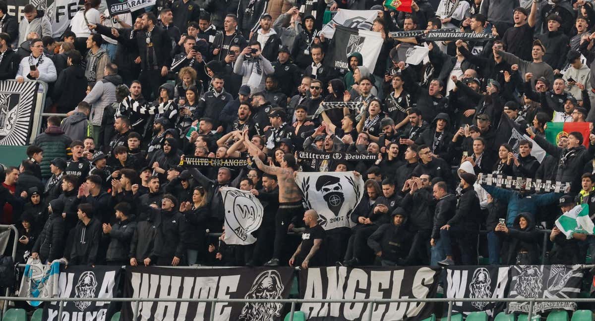 Los ultras del Vitoria, en el Benito Villamarín.