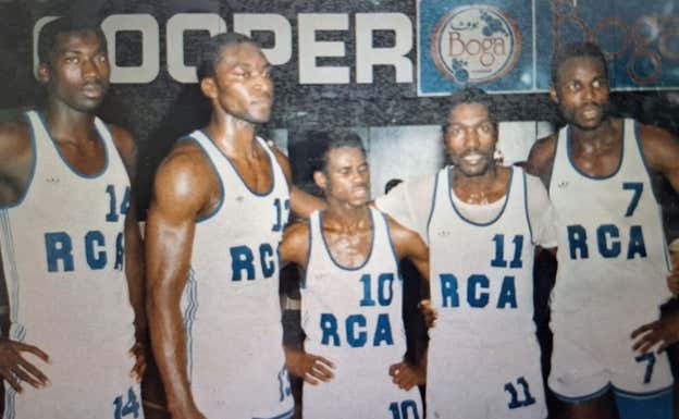 Anicet Lavodrama, el segundo por la izquierda.