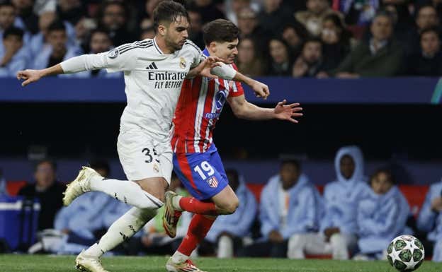 Asencio pelea con Julián Álvarez en el último derbi de Champions.  GETTY