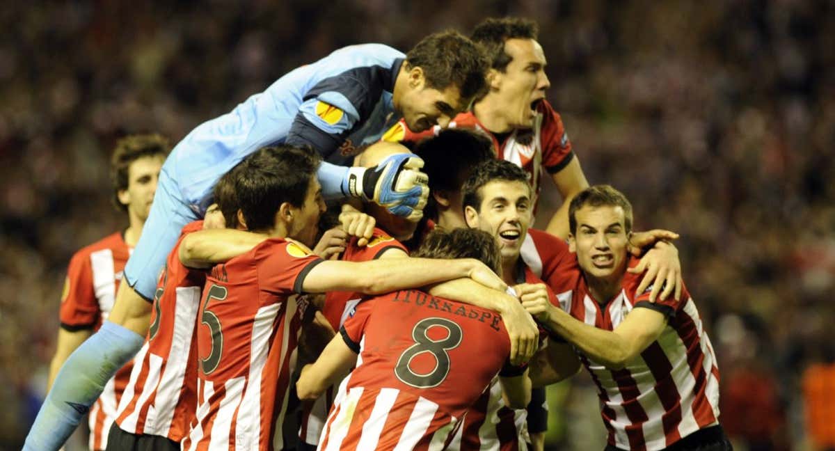 Los jugadores rojiblancos, con Susaeta en el centro, celebran el pase a la final de la Europa League 11-12./AFP