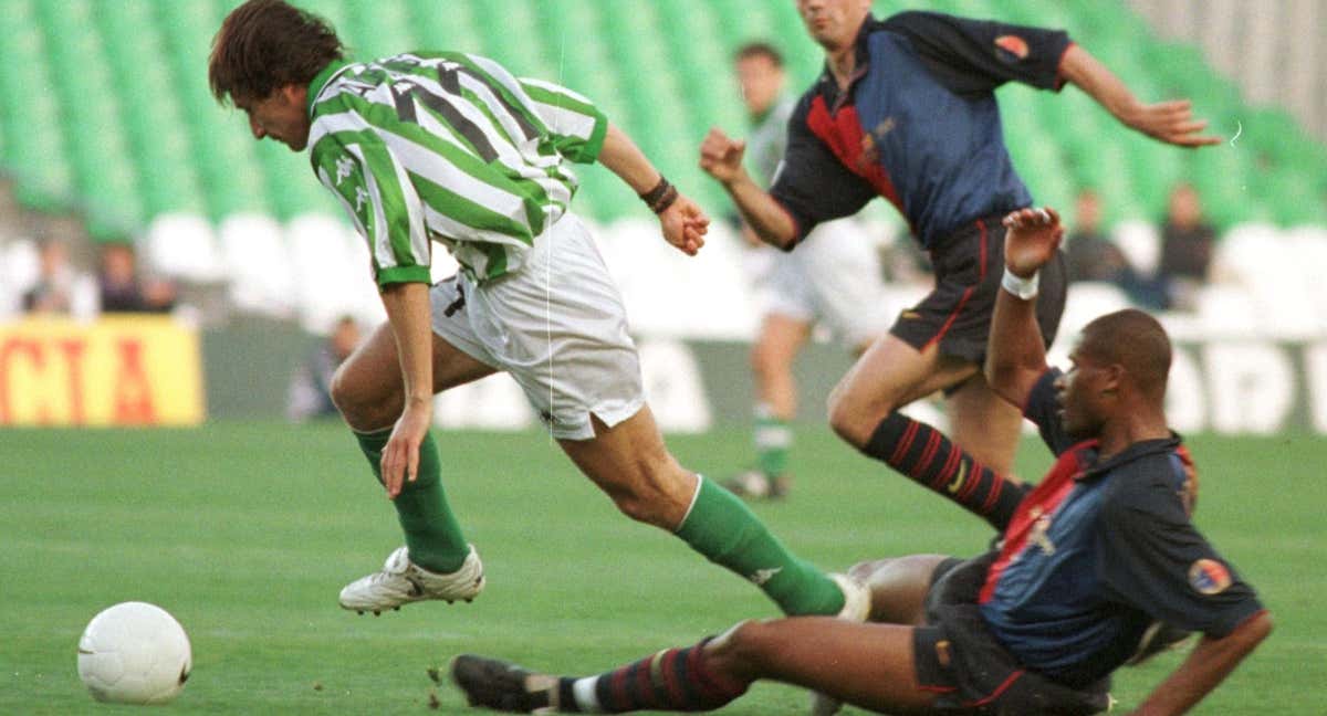 Bogarde pelea un balón en un partido ante el Betis. /AGENCIAS