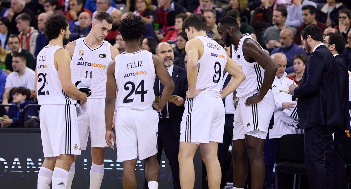 Chus Mateo habla con sus jugadores durante un partido esta temporada. /ACB PHOTO/FERMÍN RODRÍGUEZ