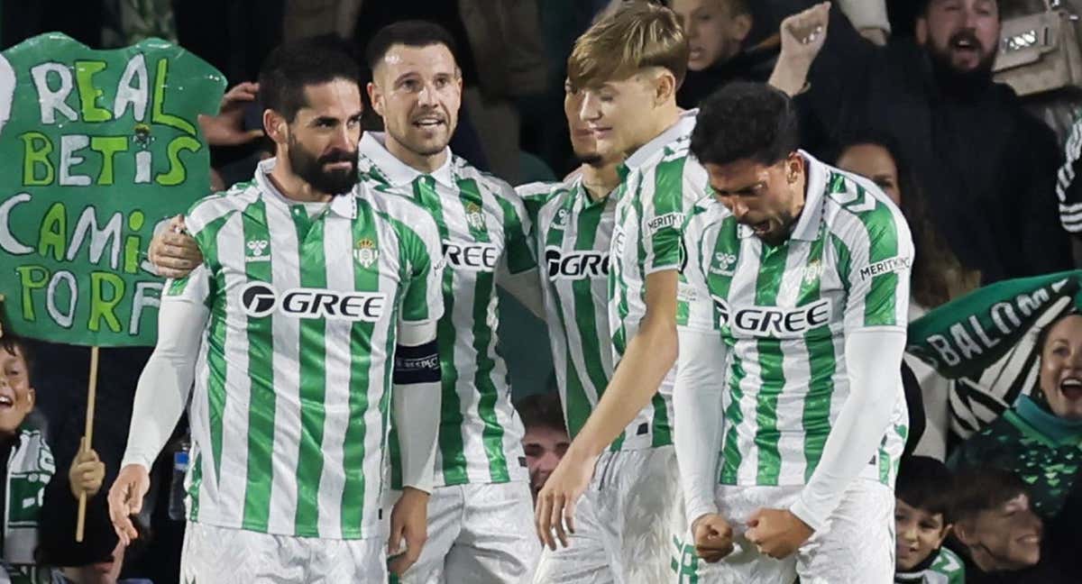 El Betis celebra el gol de Isco en el partido de ida con el Vitória de Guimarães. /EFE