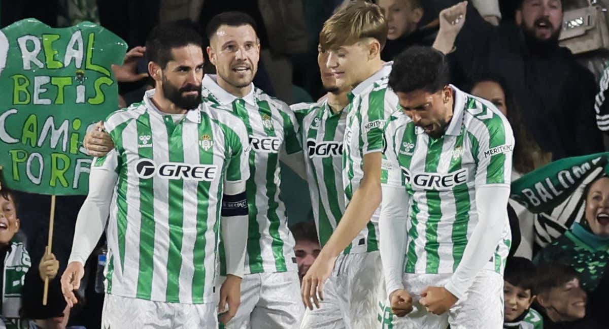 El Betis celebra el gol de Isco en el partido de ida con el Vitória de Guimarães.