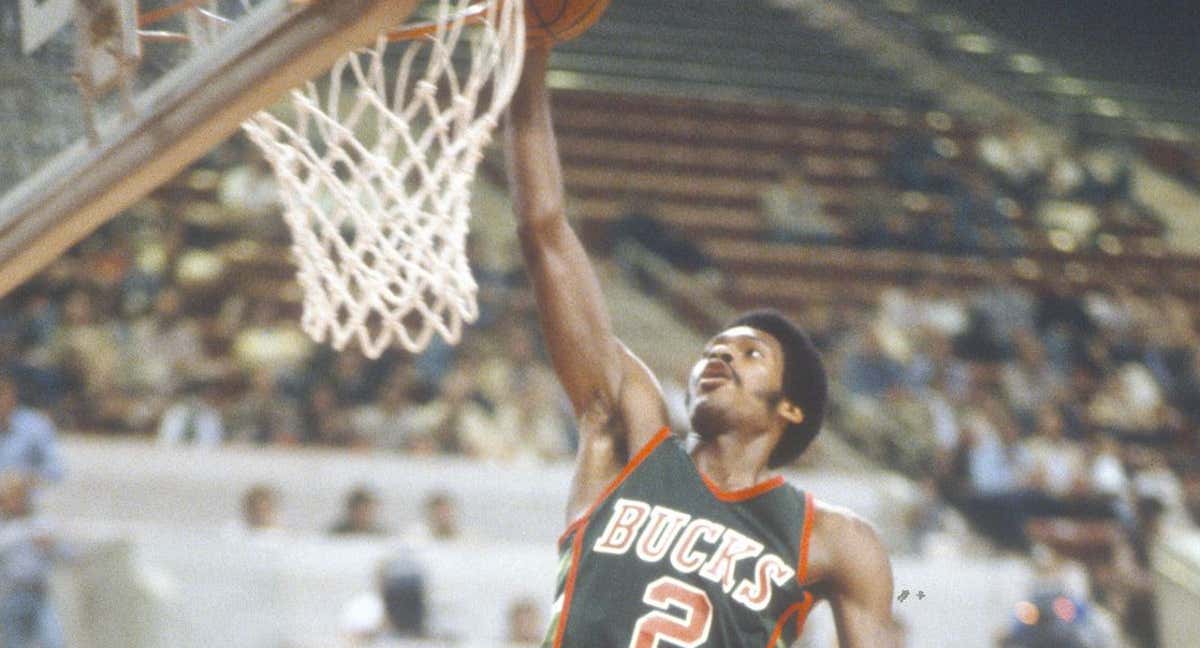 Junior Bridgeman hace una bandeja ante los Bucks./Getty Images