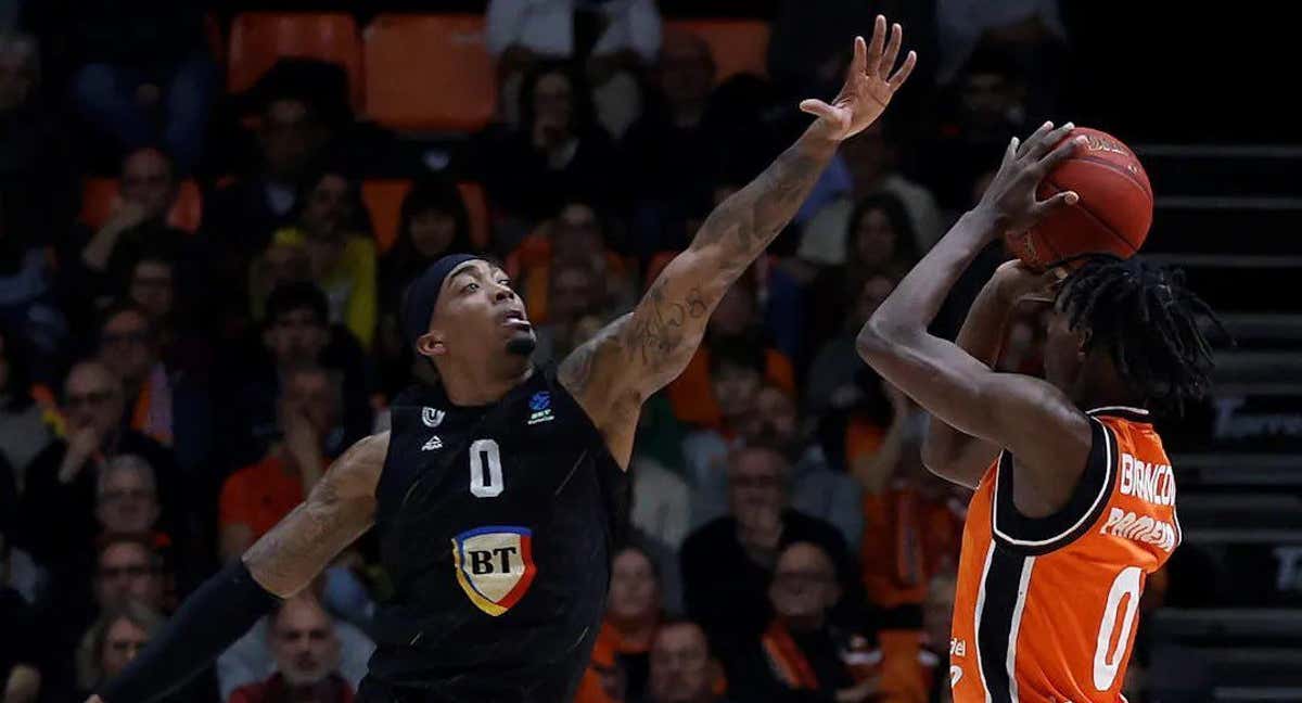 Badio lanza a canasta durante el partido./Valencia Basket