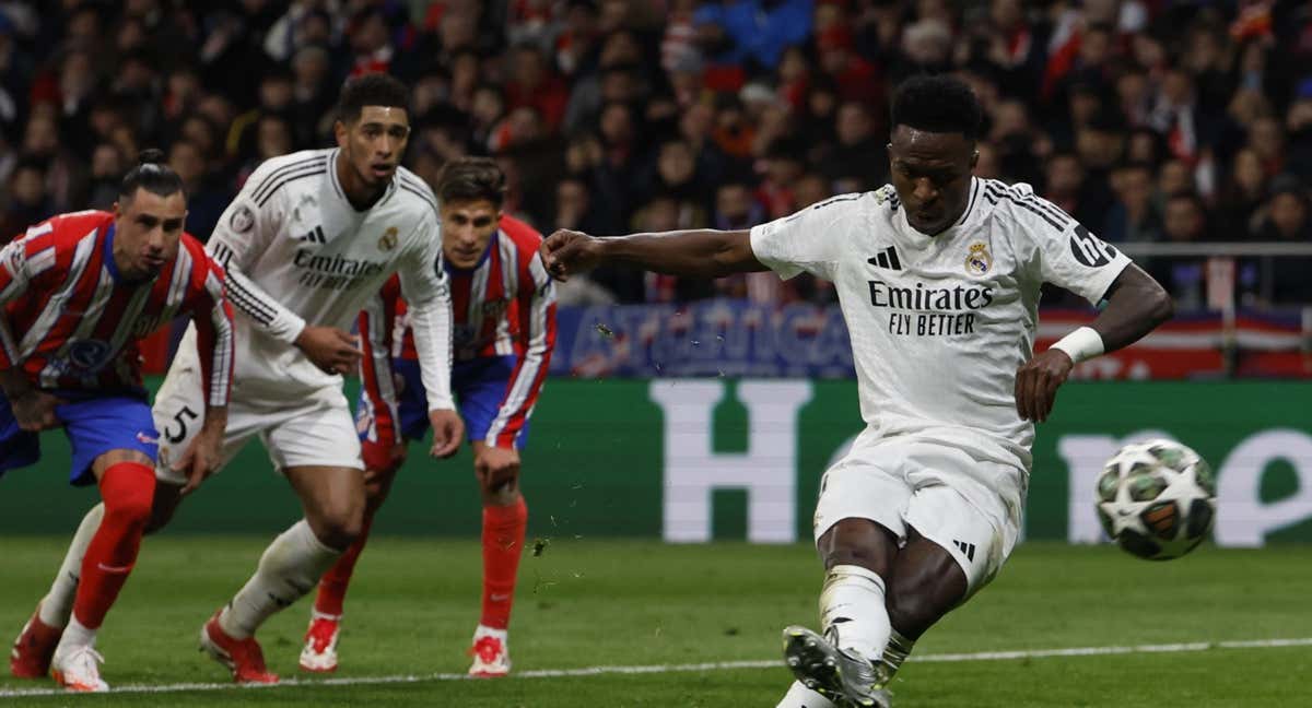 Vinicius lanzando el penalti contra el Atlético de Madrid./EFE