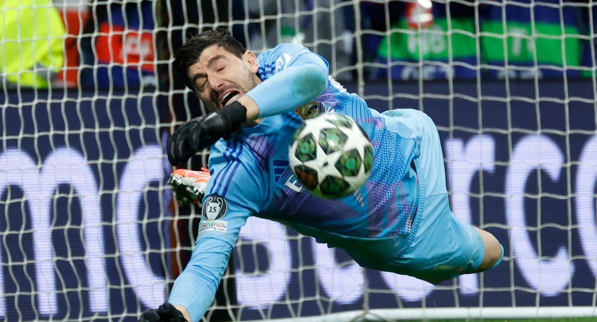 Courtois para un penalti. /EFE