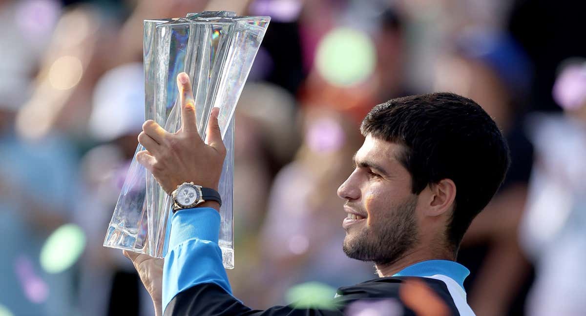 Carlos Alcaraz levanta el trofeo de Indian Wells en 2024. /Getty Images