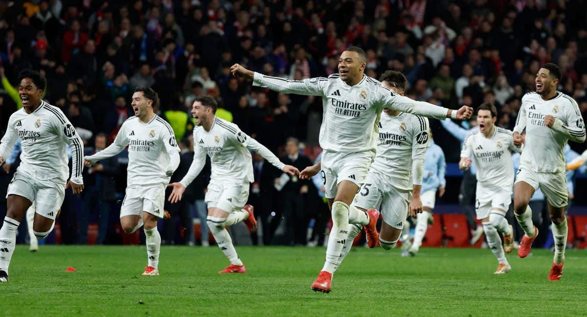 Los jugadores del Real Madrid celebran el pase a cuartos./EFE