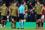 Bruno Fernandes y el colegiado Benoit Bastien terminan con el sueño europeo de la Real Sociedad