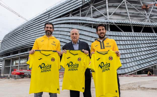 Dani Parejo, Fernando Roig y Raúl Albiol con la camiseta que lucirá el Villarreal ante el Madrid.  Villarreal C.F