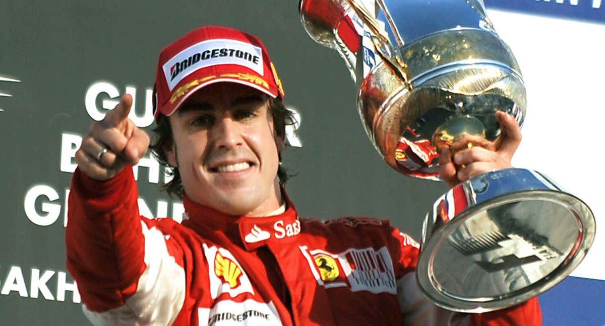 Fernando Alonso celebrando la victoria en Baréin 2010. /AFP PHOTO / FRED DUFOUR