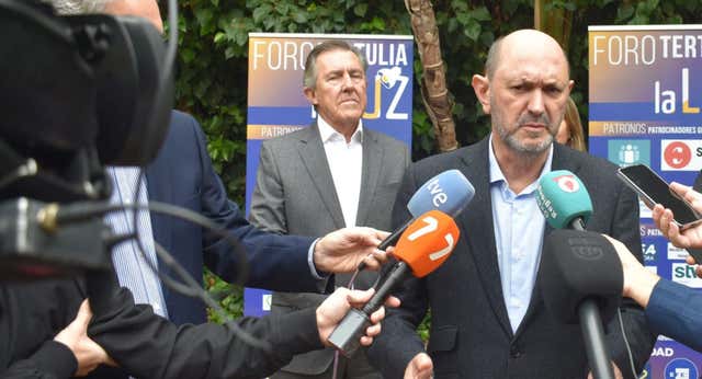 Rafael Louzán convoca a los clubes de urgencia para buscar soluciones