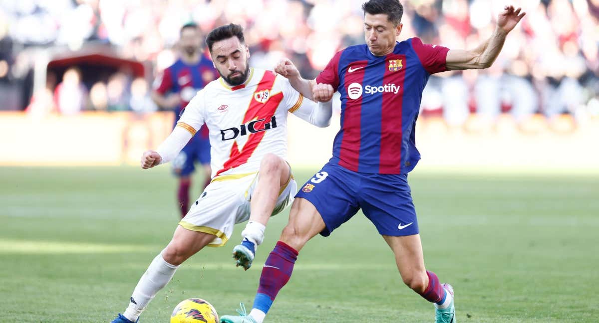 Unai López pugna por un balón junto a Robert Lewandovski. /EFE