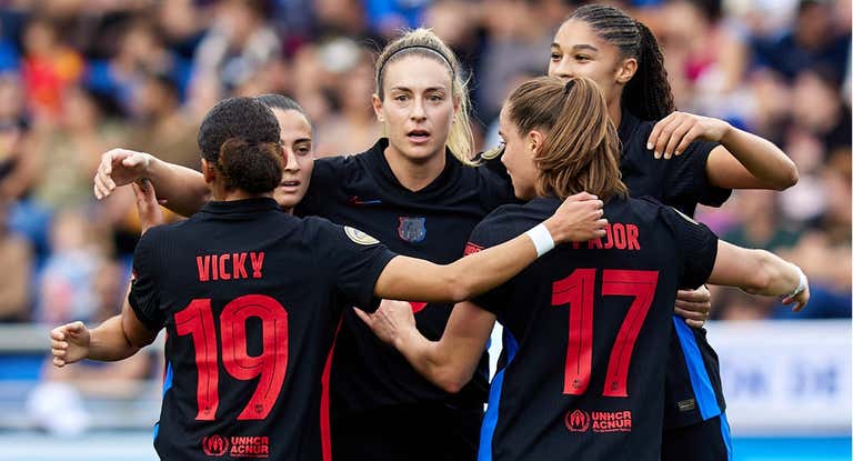 Las jugadoras del Barça celebrando el gol con Alexia.
