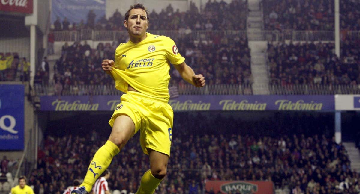 Santi Cazorla celebra un gol con el Villarreal en San Mamés. /EFE