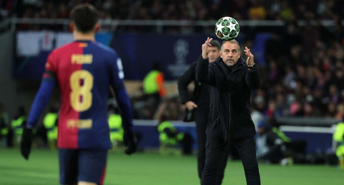 Hansi Flick recoge un balón en el partido contra el Benfica./AFP