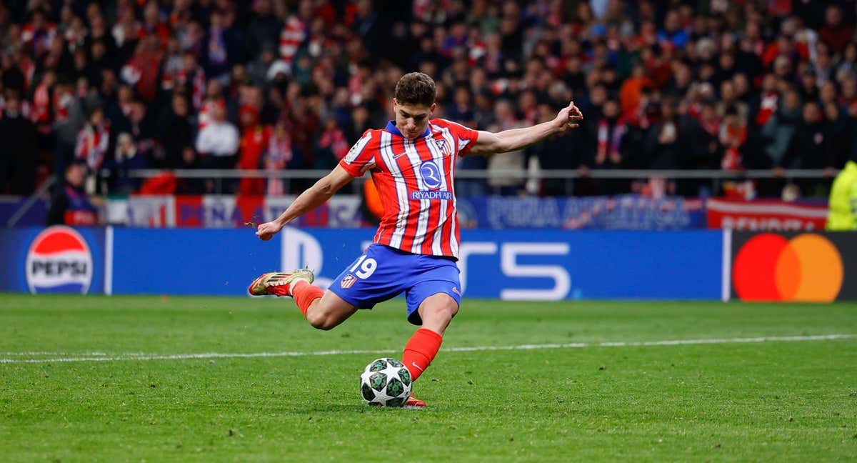 El penalti de la controversia ejecutado por Julián Alvárez ante el Real Madrid. /AFP