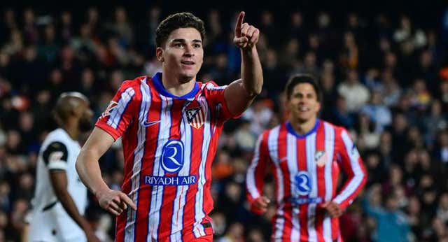 Julián Álvarez se ‘olvida’ de su penalti y elogia a Lamine Yamal antes de recibir al Barça: “Es uno de los mejores jugadores del mundo”