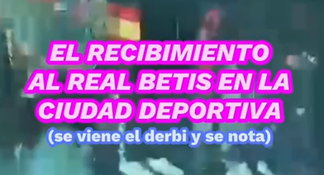 Decenas de seguidores han esperado al Real Betis en su Ciudad Deportiva para recibirles a lo grande.