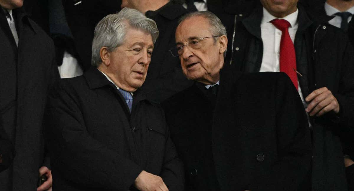 Enrique Cerezo junto a Florentino Pérez en el palco./AFP