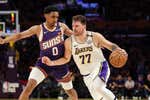 La versión más dominante de Doncic aúpa a unos Lakers que recuperan la sonrisa sin LeBron