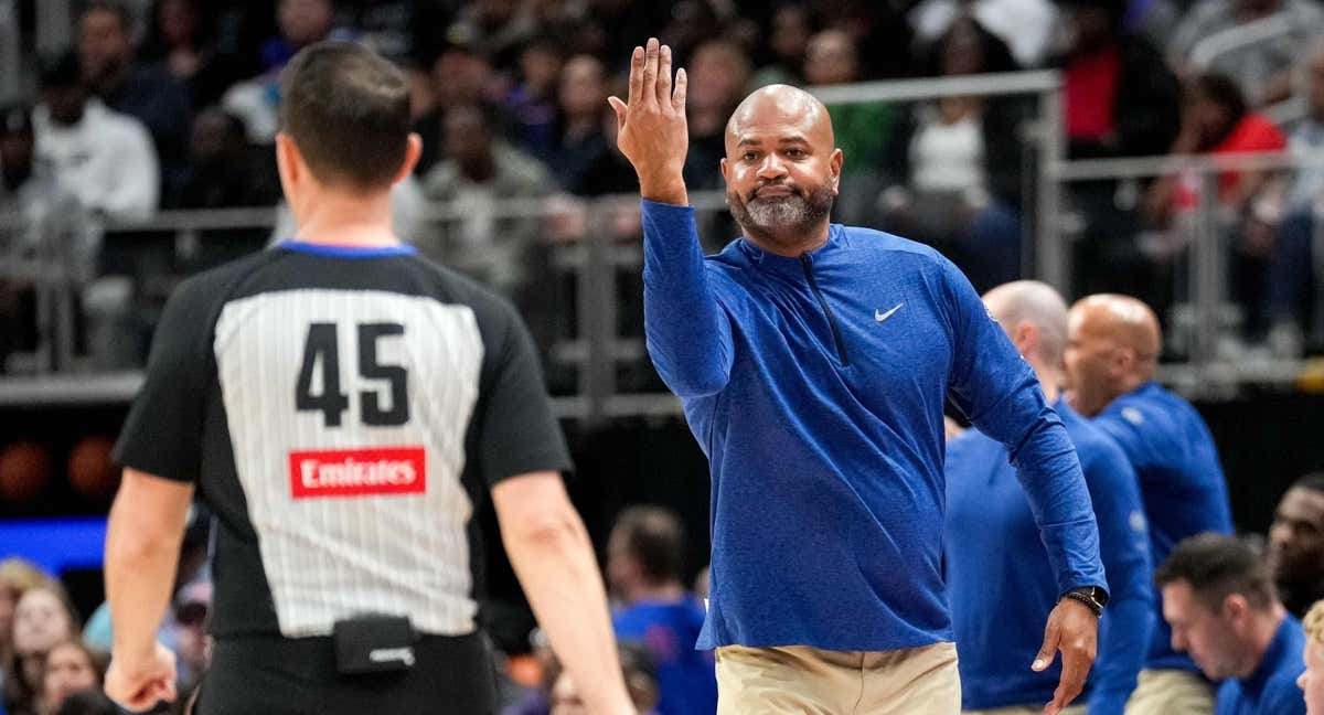 J.B. Bickerstaff protesta a los árbitros durante el partido ante los Thunder./AFP